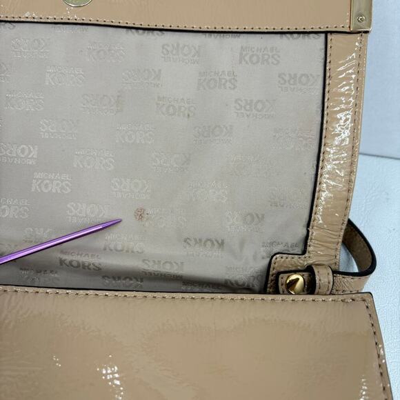Michael Kors Beverly Oversized Clutch Shoulder Handbag Beige Patent Leather - Picture 6 of 14